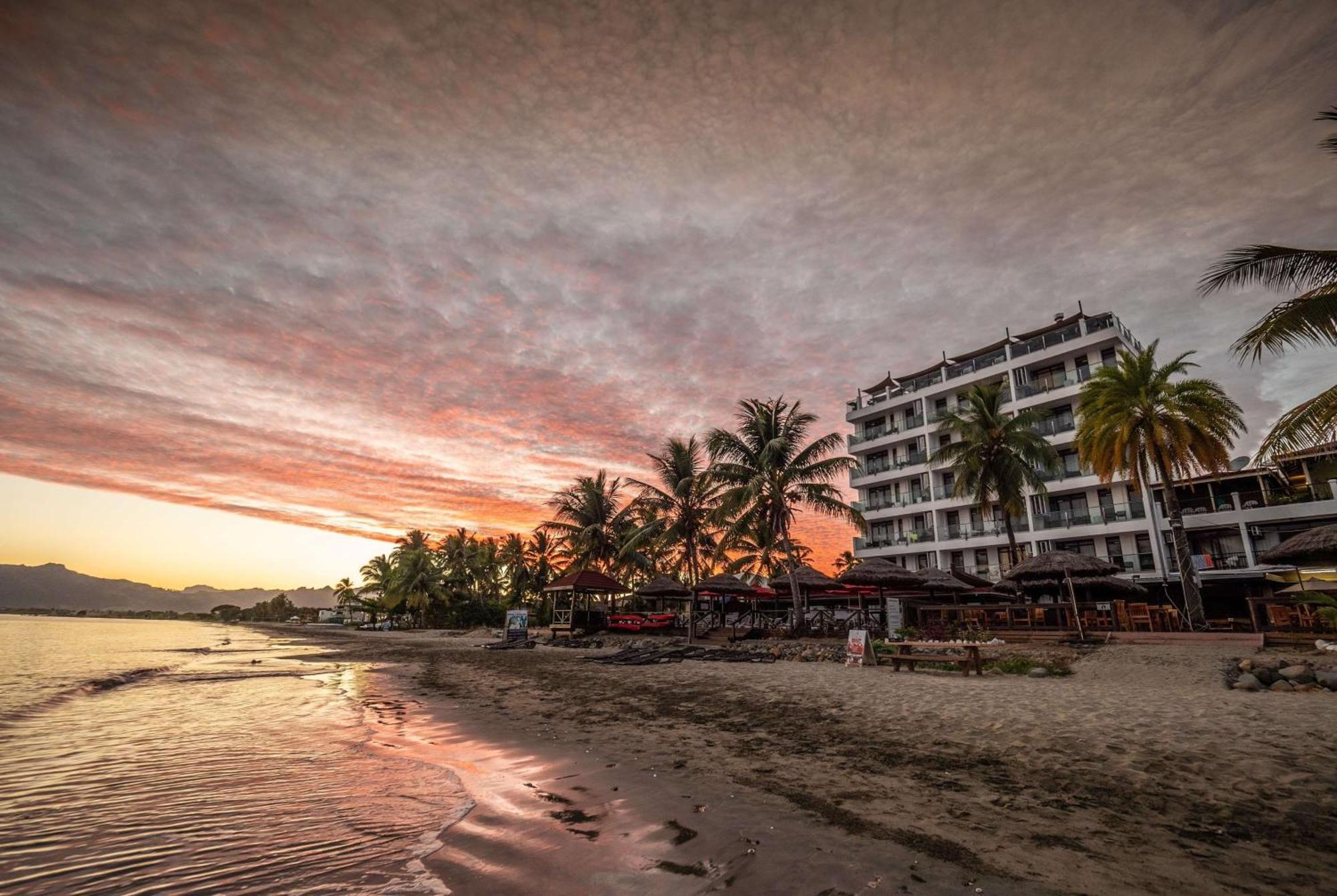 Ramada Suites By Wyndham Wailoaloa Beach Fiji Nadi Exterior foto